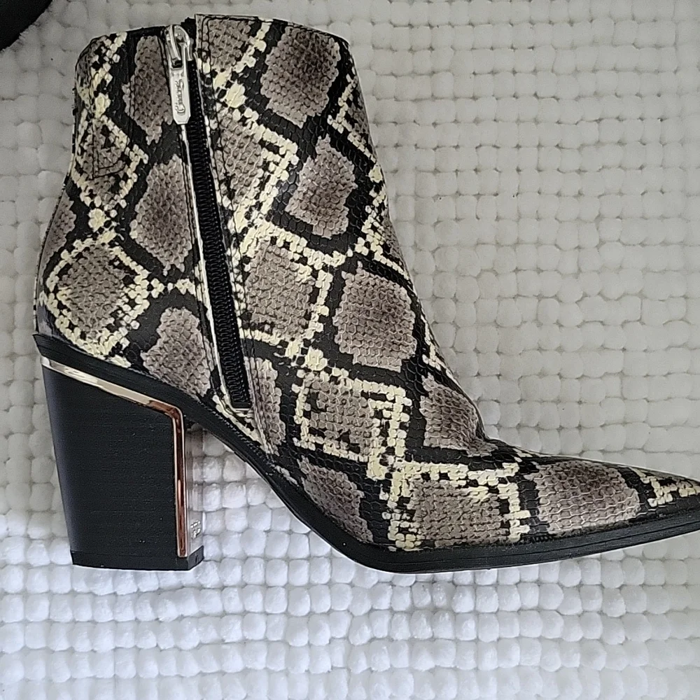 Gray Animal Print - Picture 3 of 8